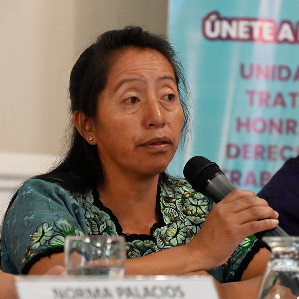 Foto trabajadora del hogar guatemalteca hablando en una convención sobre la situacion de las trabajadoras del hogar en su país