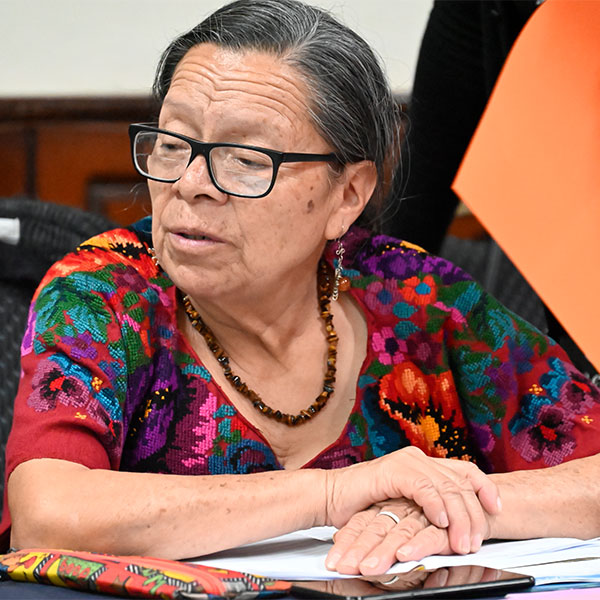 Foto de una lideresa trabajadora del hogar guatemalteca hablando sobre la situacion de las trabajadoras del hogar en su país